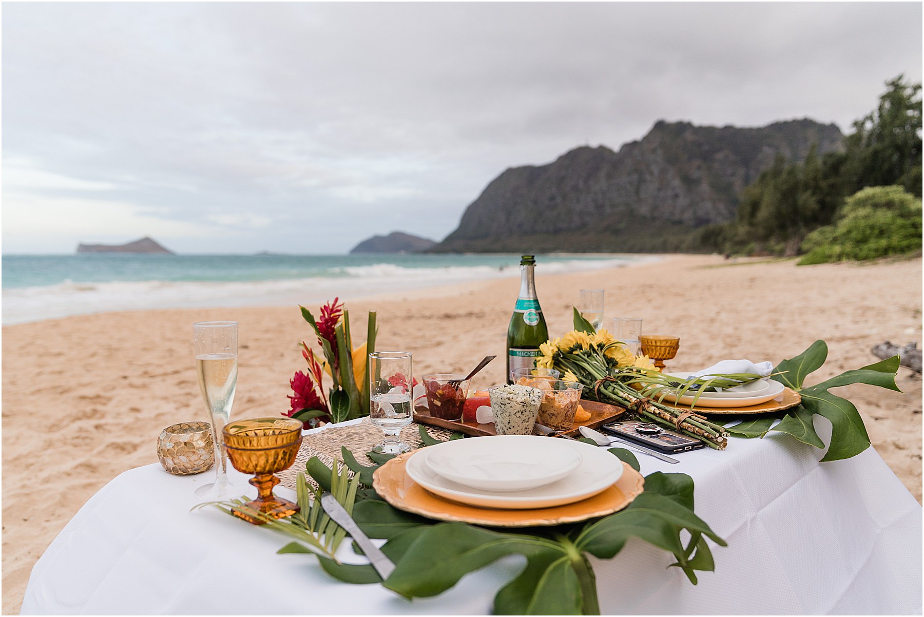 Oahu Hawaii romantic picnic photo session for anniversary