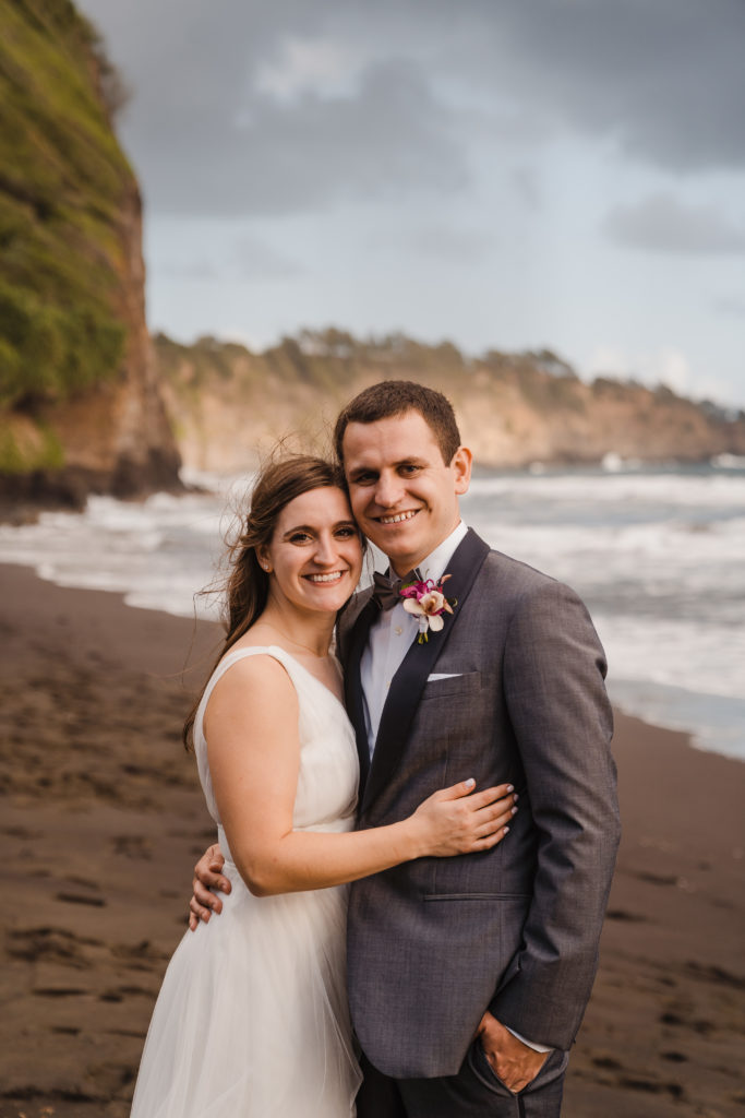 hawaii black sand beach elopement in pololu valley