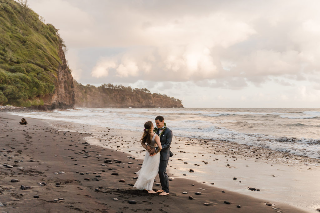 hawaii elopement in pololu valley